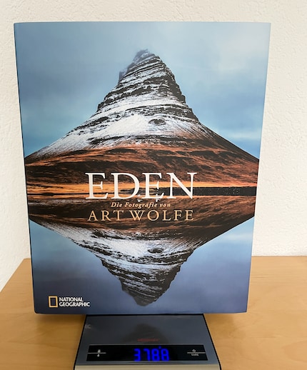 La bilancia da cucina dimostra che questo libro pesa quasi quattro chili.