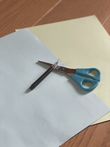 Aus Papier oder Karton bastelst du in kurzer Zeit Kinotickets.
