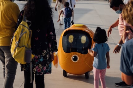 Ti presento Opti. Uno dei 100 robot che accolgono, fotografano, accompagnano e informano i visitatori all’Expo 2020.