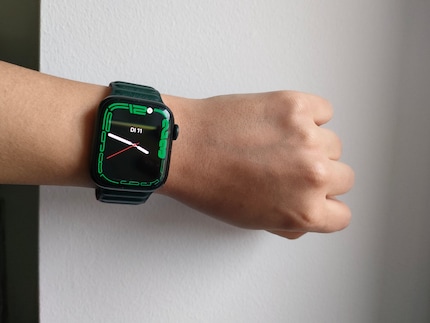 L'Apple Watch Series 7 in veste verde scura – il quadrante da 41 millimetri si adatta anche a un polso sottile.