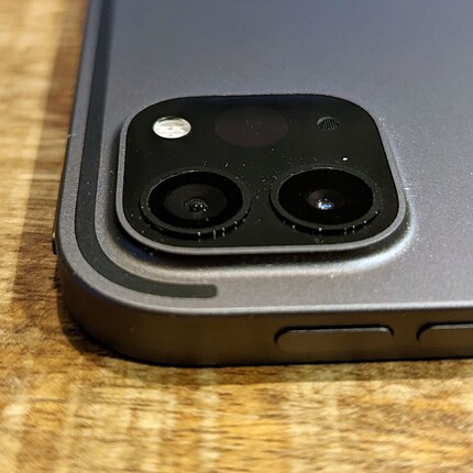 Le antenne sono integrate nel retro dell'iPad. Per non dover penetrare il metallo, la striscia dell'antenna è fatta di un materiale diverso.