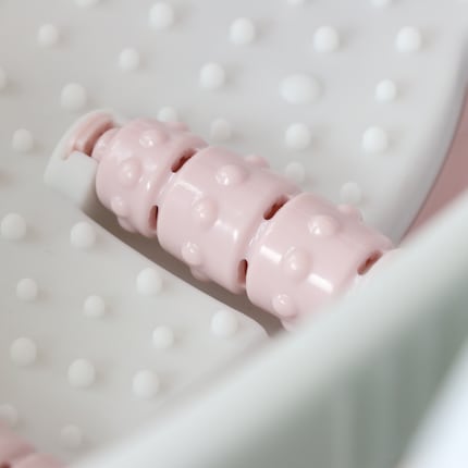 The four massage rollers don’t turn by themselves.