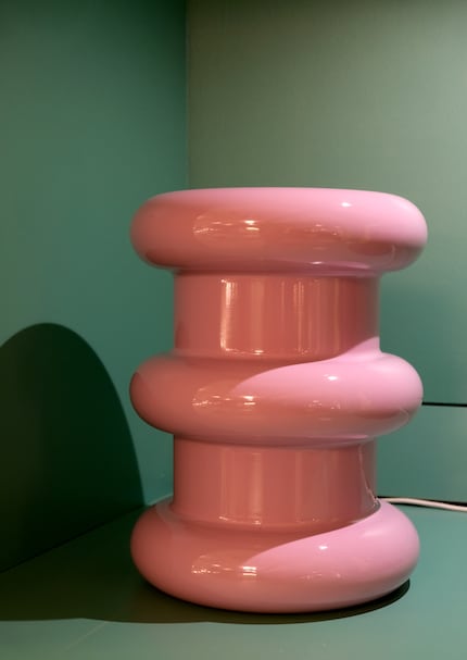 «Pilastro»: lo sgabello del 2015 di Kartell ispirato a Ettore Sottsass.