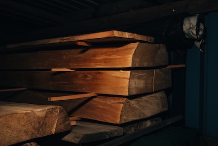 Il legno di tiglio viene essiccato all'aria per anni.