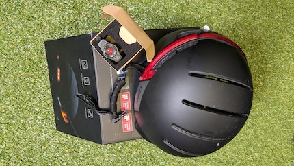 Il casco e il suo telecomando.