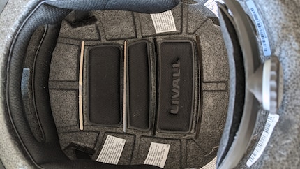 Il casco è comodamente imbottito, ma non è dotato di MIPS.