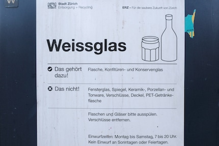 Maybe fewer wine glasses would end up in the recycle bins of Zurich if drinkware was explicitly listed on this «Doesn’t belong in this bin» sign.