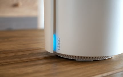 Il LED indica lo stato di funzionamento per mezzo di colori. Puntiamo al verde.