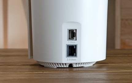 Il router ha due porte RJ45 – una offre fino a 2,5 Gbps, l'altra è una porta gigabit.