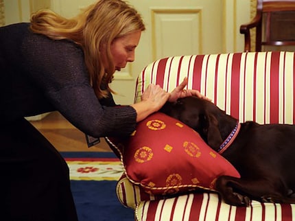 Joni Mitchell con il cane di Bill Clinton. Fonte: Wikipedia, pubblico dominio.