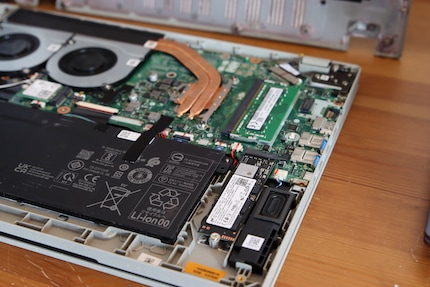 L'unità SSD è fissata con una vite, la RAM è solo inserita.
