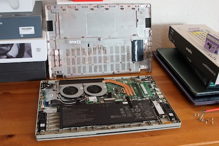 La batteria poggia su due soli perni ed è fissata dalla parte inferiore del case.
