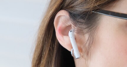 Gli AirPods, non nel mio orecchio, ma in quello più bello di mia moglie.