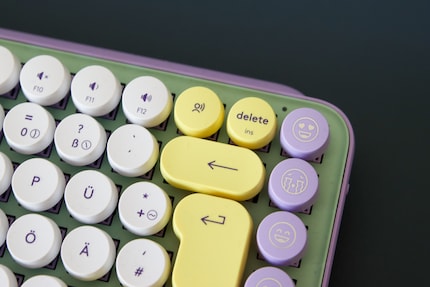 Cancella e Backspace inquadrano il tasto di dettatura.