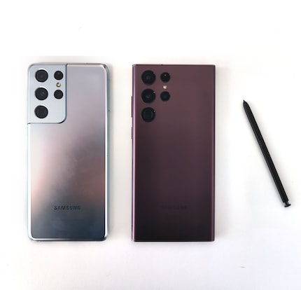 Auf den ersten Blick fehlt mir der markante Kamerabuckel. Auf den zweiten Blick hat das minimalistische Design des S22 Ultra Charme.