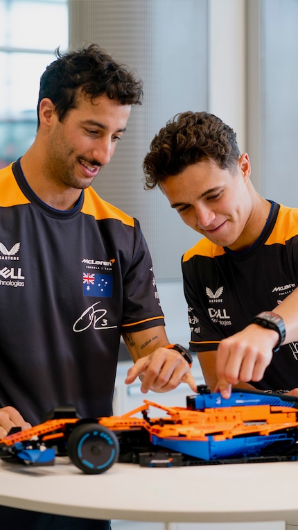 I piloti della McLaren Daniel Ricciardo e Lando Norris si godono il modello Lego.
