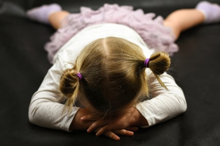 Quando il bambino è triste o arrabbiato, vuole sentirsi preso sul serio dai suoi genitori.