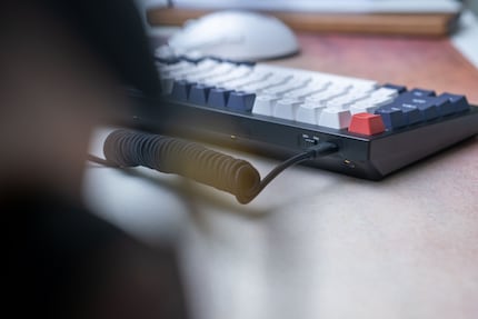 L'interruttore per passare da Mac a Windows e la porta USB-C si trovano nella parte posteriore sinistra.