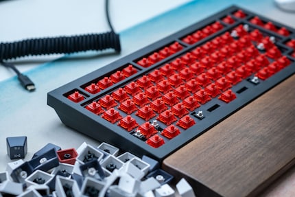 A causa del case trasparente rossastro, l'illuminazione LED ha sempre un cast rosso.
