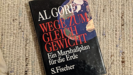 Il tappeto e il titolo sono di tempi ormai passati, ma il contenuto del libro è ancora attuale.