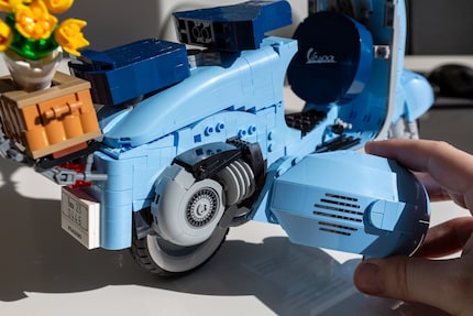 Il coperchio del motore può essere rimosso.