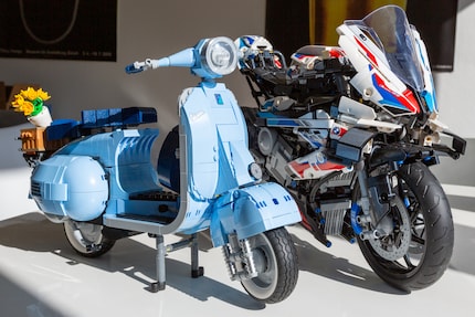 La Vespa rispetto alla BMW di Lego Technic.