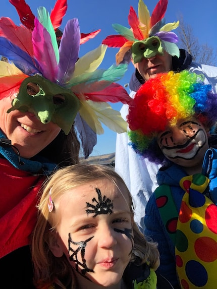 Quando i genitori vengono conquistati dallo spirito del carnevale più dei loro figli.