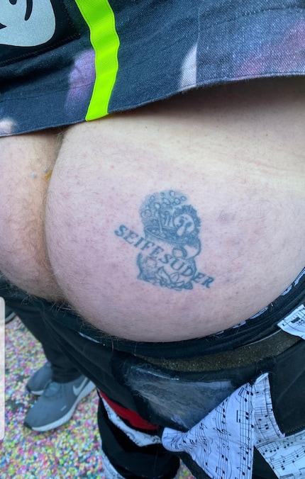 Per tanti il carnevale è un evento di poco conto. Per altri talmente importante da farsi tatuare il nome della loro guggen sul sedere.