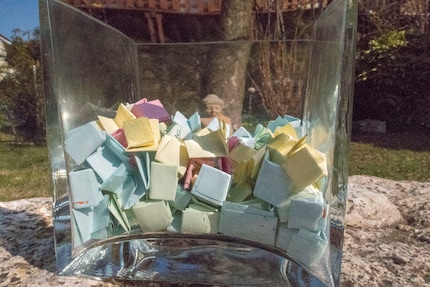 Tanti piccoli biglietti colorati, con tanti piccoli momenti positivi.