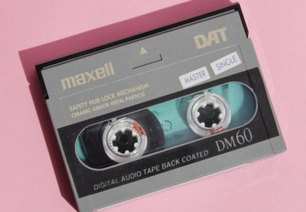 Una cassetta DAT è leggermente più piccola di un'audiocassetta analogica.