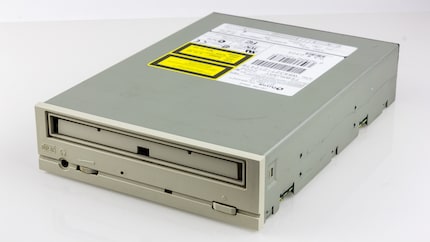 Un masterizzatore dell'anno 2000. Oggi sono più sottili, più belli e più economici.
