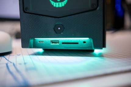 Non ci sono molti connettori sulla parte anteriore, ma la selezione di connettori disponibili è comunque buona.