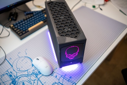Seppur più grande dei comuni NUC, messo di fianco al mouse il NUC 12 Extreme risulta sempre di dimensioni piuttosto compatte.