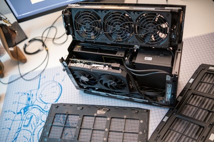 Uno sguardo ai componenti interni del NUC 12 Extreme. L’unità di elaborazione si trova dietro alla scheda grafica.