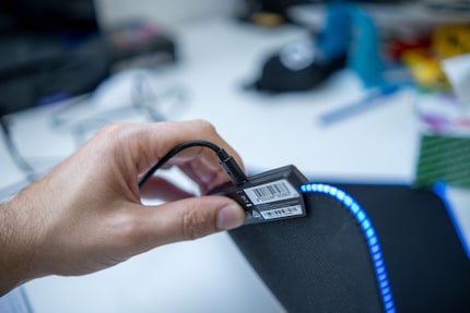 A causa dell'unità di controllo e del filo LED, il tappetino del mouse continua a spostarsi.