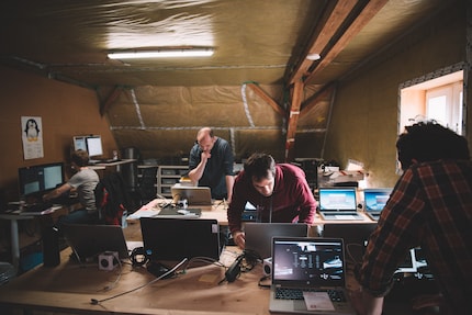 Non è una tana di hacker, ma un'associazione no profit riconosciuta: il team di «Wir lernen weiter» in azione.