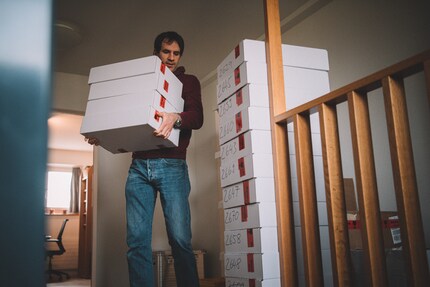 I computer portatili ricondizionati sono pronti per la spedizione e vengono consegnati per posta ai nuovi proprietari.