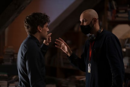 Oscar Isaac (a sinistra) e Mohamed Diab (a destra) durante le riprese.