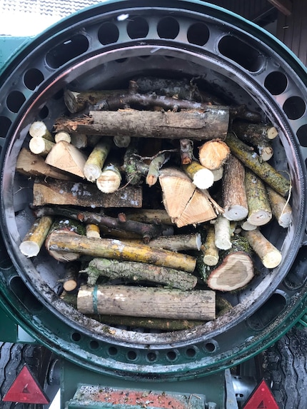 Nel Fog Dragon si accende un fuoco con la legna. Il fumo prodotto, in combinazione con il vapore acqueo, crea uno strato isolante.