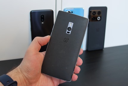 Il OnePlus 2 è stato l'ultimo modello con il retro in Sandstone. Dopo di che, la superficie antisdrucciolo esisteva solo sotto forma di cover.
