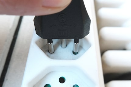 Non funziona così perché i perni non toccano le piastre di plastica contemporaneamente. Dovrebbe essere sufficiente far oscillare leggermente la presa.