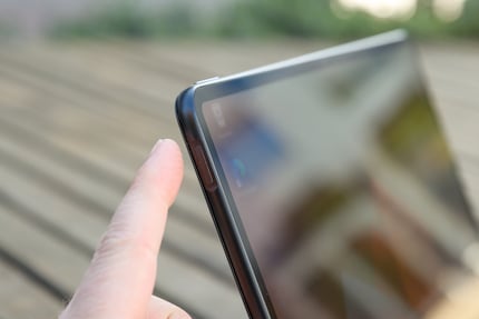 Il sensore di impronte digitali e il pulsante di accensione.