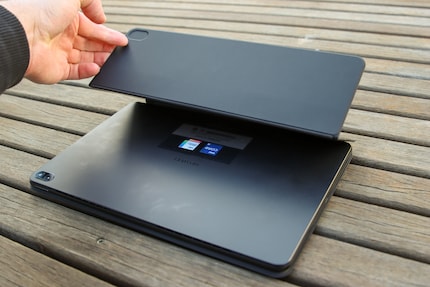 I magneti non sono abbastanza forti per spostare il tablet con la cover.