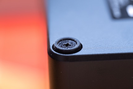 Grazie ai piedi gommati, il mini PC non scivola nemmeno quando è sotto stress.