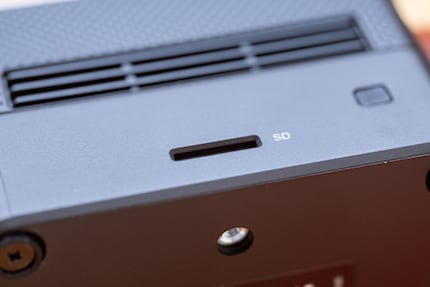 Se hai bisogno di più memoria, puoi inserire una scheda SD.