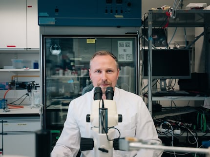 Collin Ewald nel suo laboratorio a Schwerzenbach, ZH.