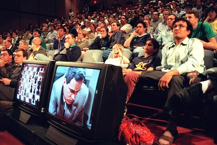 Il torneo è stato un grande evento. Gli spettatori, tuttavia, non erano nella stessa stanza di Kasparov, ma hanno seguito l'azione attraverso gli schermi.