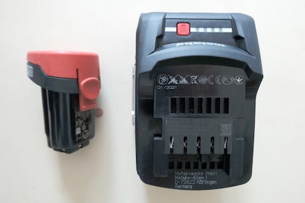 Un confronto tra il mio avvitatore a batteria da 12 volt e la batteria da 18 volt. Chi non possiede quest’ultima non potrà beneficiare dei vantaggi del refrigeratore.