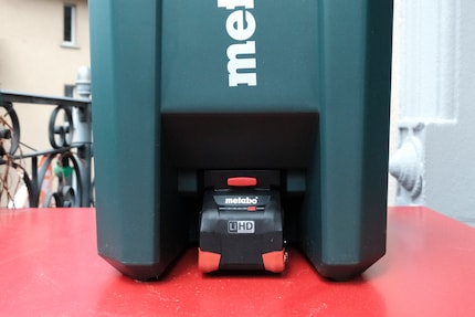 Basta spingere la batteria finché non scatta in posizione.
