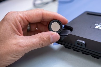 Grazie ai piedini magnetici, è possibile regolare l'angolo di inclinazione.